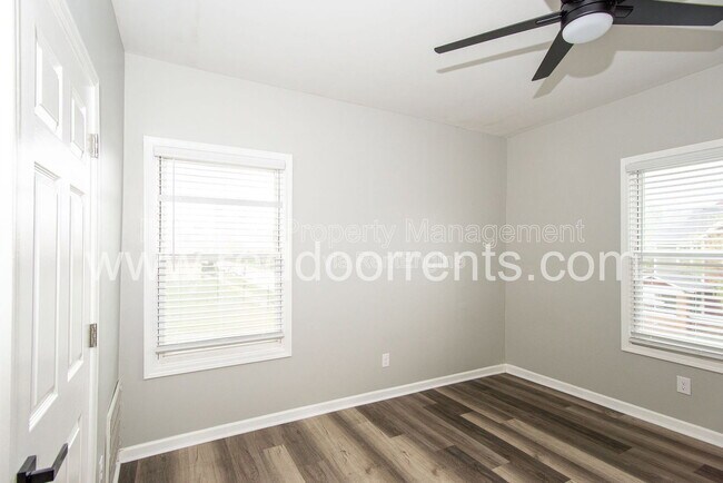 Building Photo - 1329 E Market St
