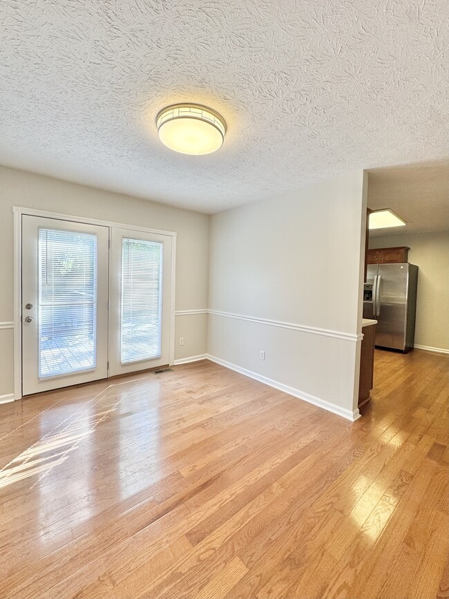 Building Photo - 550 Norwood Dr