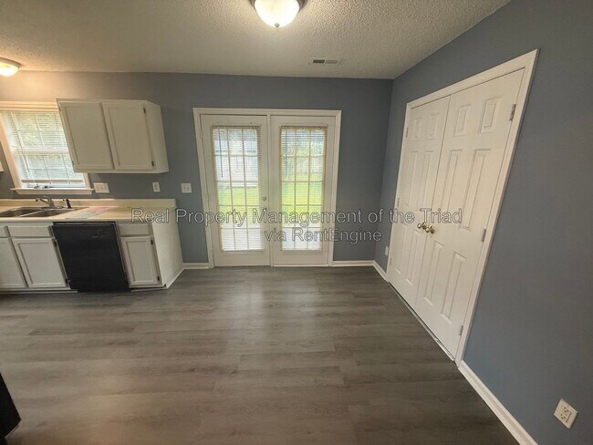 Building Photo - 208 Hammond Dr