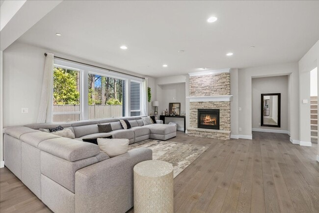 Building Photo - Luxury Living at Sagebrook