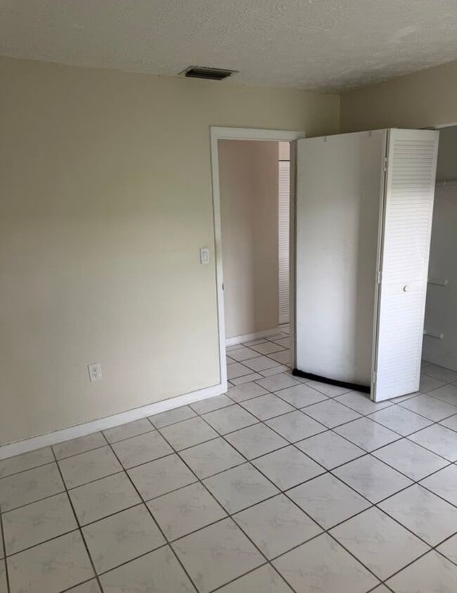 Building Photo - Private Bedroom w/ Private Bath in Spacious 1,100 Sq Ft Home – Prime Location