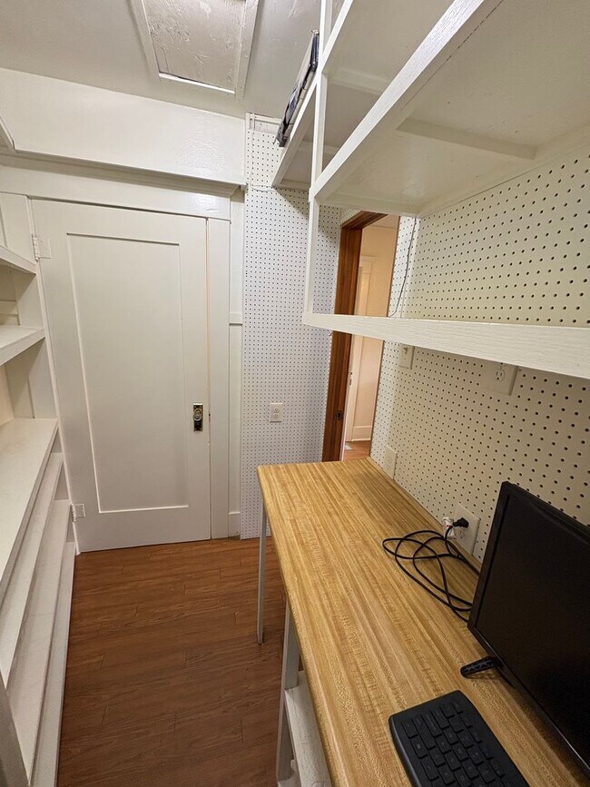 Building Photo - Classic vintage home walking distance to downtown Visalia!