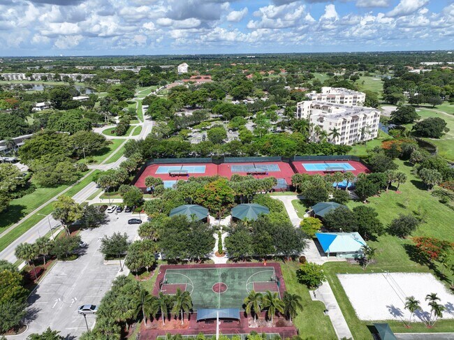 Building Photo - 2901 S Palm Aire Dr