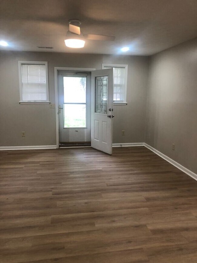 Building Photo - 3-bedroom 1 bath brick home $1395