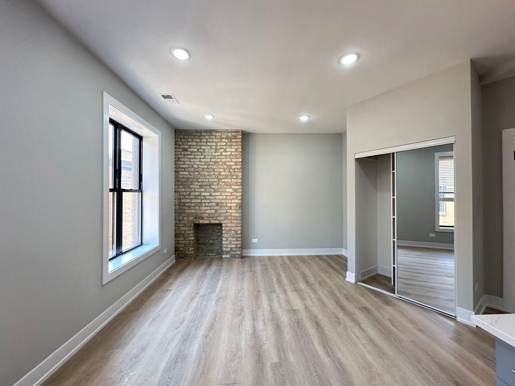 Building Photo - 419 W Belden Ave