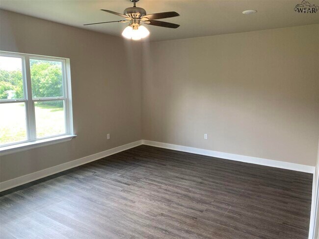 Building Photo - 438 W College St