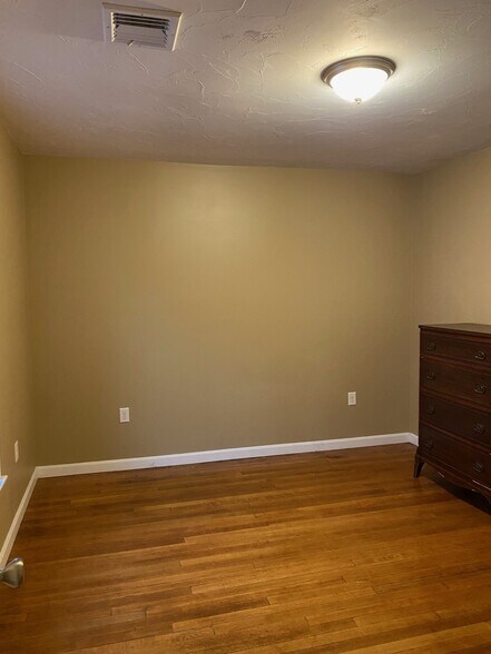 Building Photo - 17 Whitman Ave