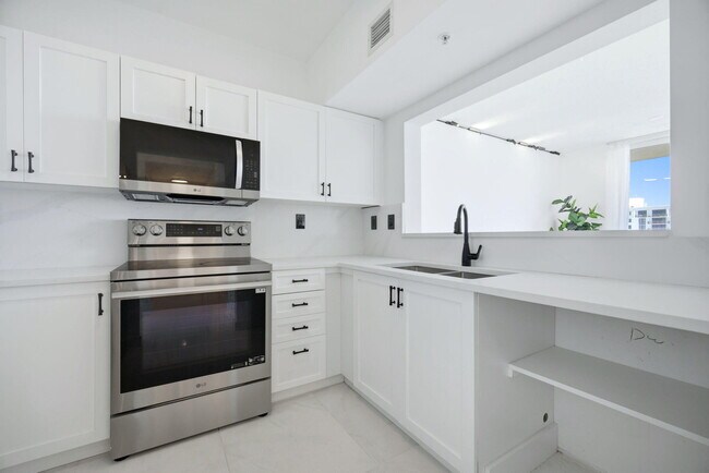Building Photo - 3020 NE 32nd Ave