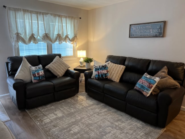 Building Photo - 516 Lakeside Dock Dr