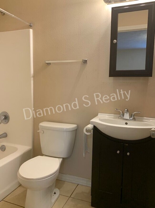 Building Photo - 3 Bedrooms / 1 Bath!  Cute and Charming Home Available Early May!