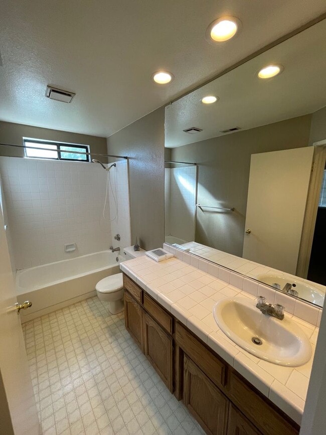 Building Photo - Beautiful 3 Bedroom 2 Bath Home in Excelle...