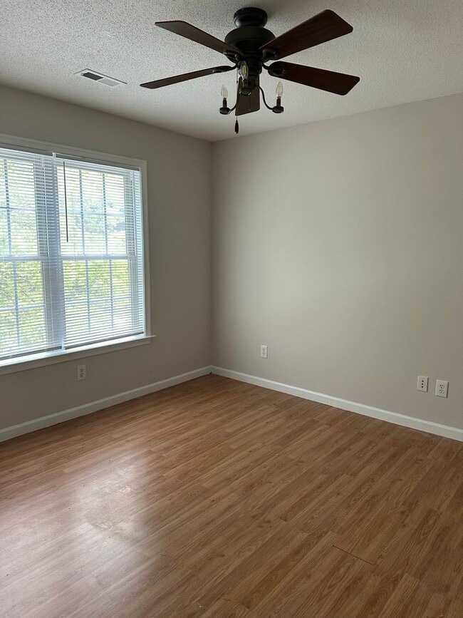 Building Photo - 3 Bedrooms and 2.5 Bathroom