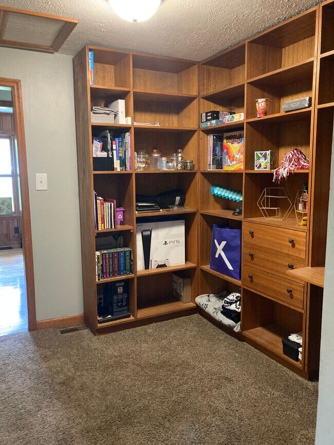 Building Photo - 3 bedroom, 1 bath House: Available August 2026!