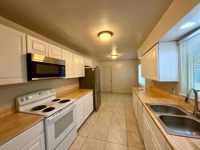 Building Photo - 930 De Moll Dr