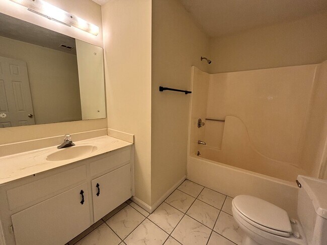 Building Photo - EAST PACES DR - 250/252