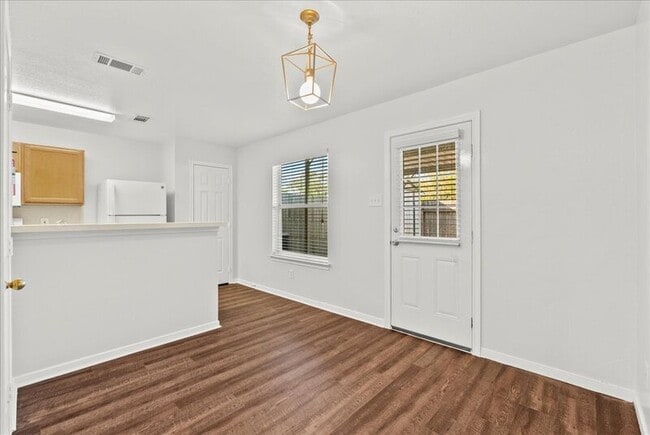 Building Photo - 2107 Roatan Calle