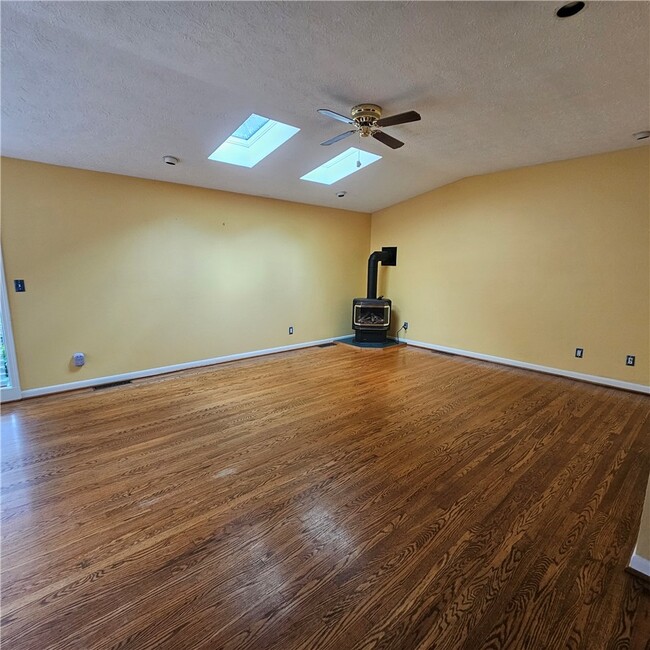 Building Photo - 50 Greenview Dr