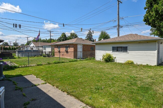 Building Photo - 5036 S Leclaire Ave