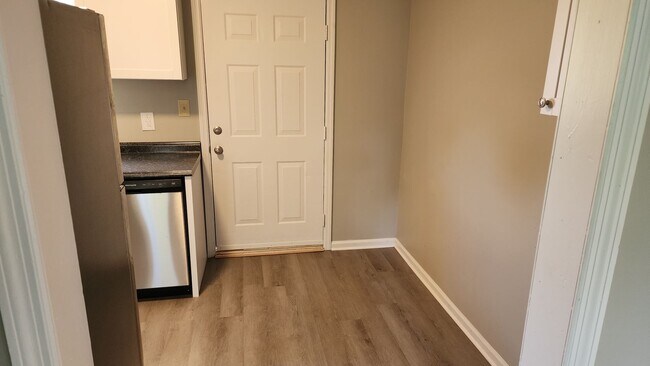 Building Photo - Nice Split Level Home- Ready for you to Call Home Today!
