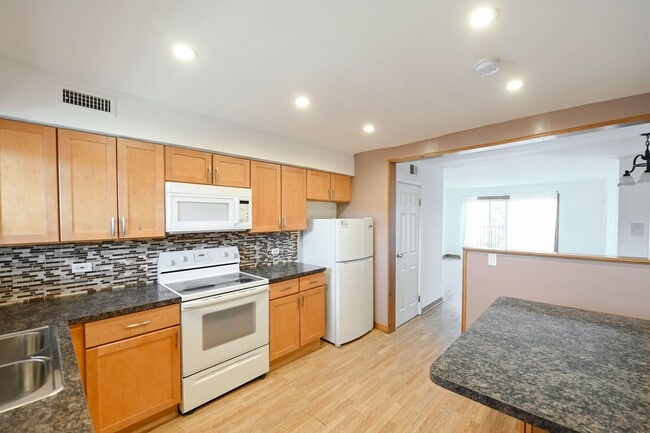 Building Photo - 9457 Bay Colony Dr