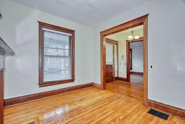 Building Photo - 371 Alexander St