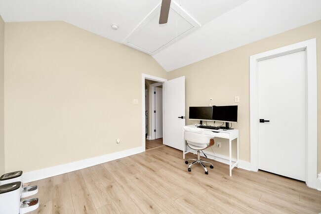 Building Photo - 5941 S Loop E