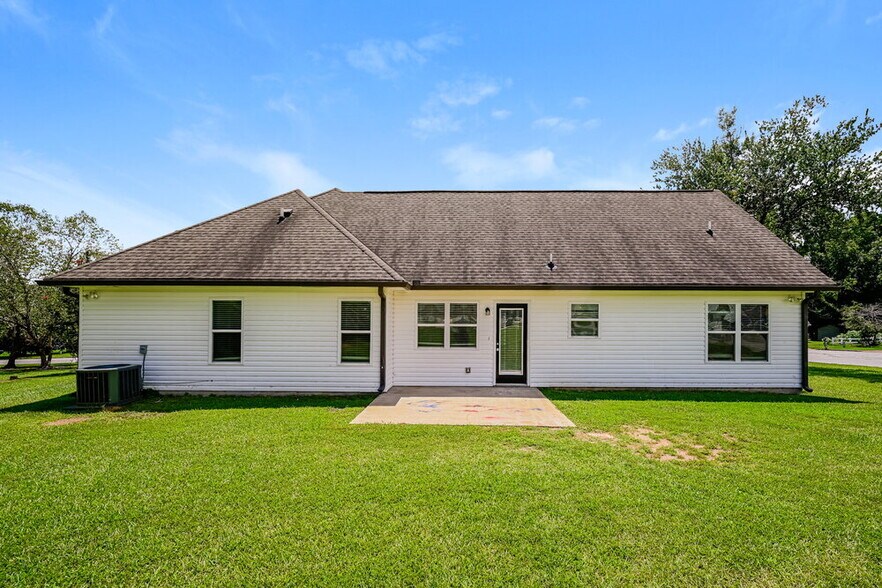 Building Photo - 320 Woodland Ridge Cir