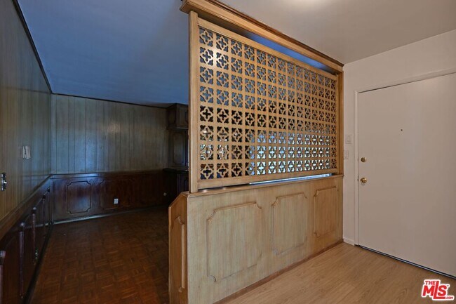Building Photo - 1128 Rexford Dr
