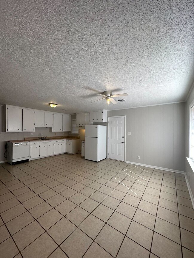 Building Photo - 412 Fieldbrook Dr