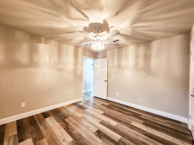 Building Photo - 9750 Hillis St
