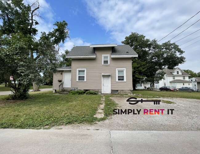 Building Photo - 3 Bedroom with Hardwood Floors on Campus!