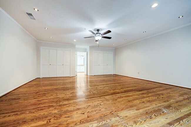 Building Photo - Large Townhome in River Oaks