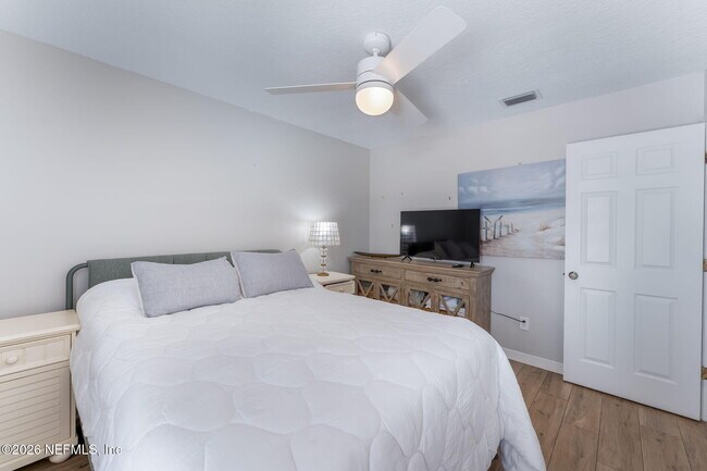 Building Photo - 4340 Blue Heron Dr