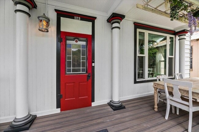 Building Photo - 123 1/2 Stone Street Unit