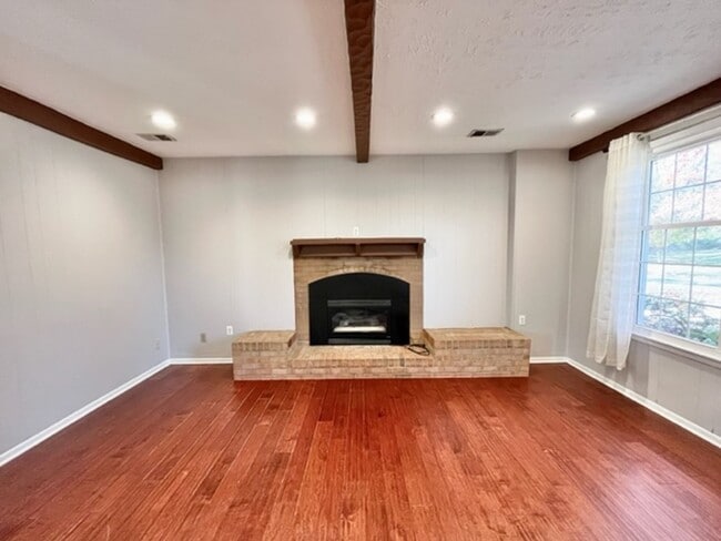 Building Photo - Beautiful and updated 4 BR 2.5 BA with garage and lovely yard!