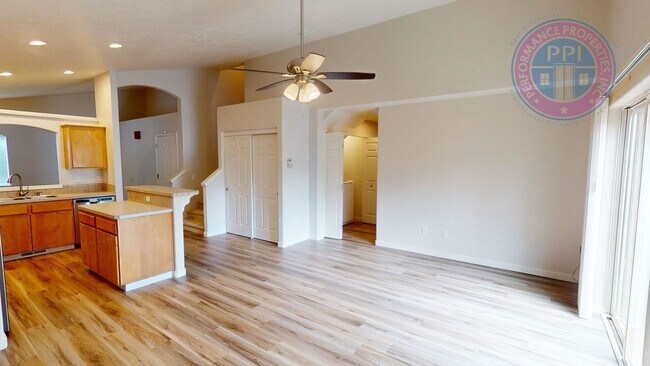 Building Photo - Two Level Cascadia Village Home- Great Flo...