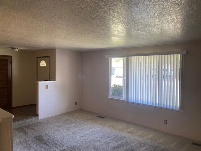 Building Photo - 3 bedroom, 2 bathroom house located in Central Point - .18 acre lot