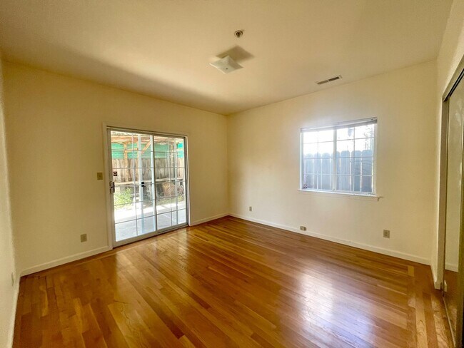 Building Photo - Spacious 3 Bedroom House