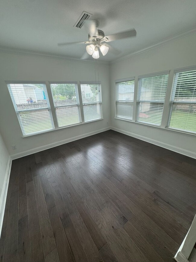 Building Photo - Beautiful Newly Renovated Home in a Quiet ...