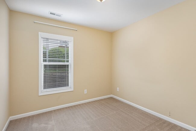 Building Photo - Charming 2-Bedroom Townhome Convenient to ...