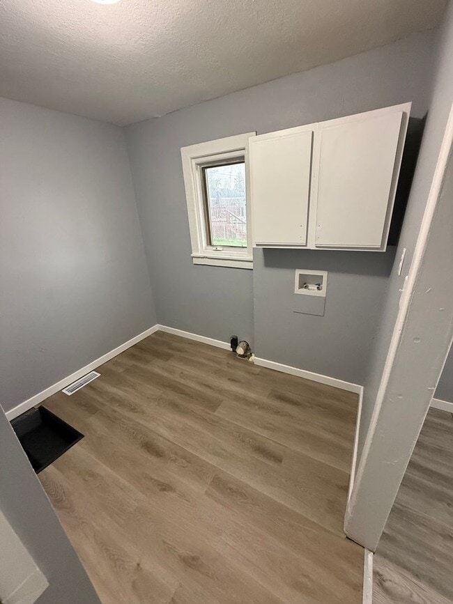 Building Photo - Cute 2 Bedroom Home with Large yard!