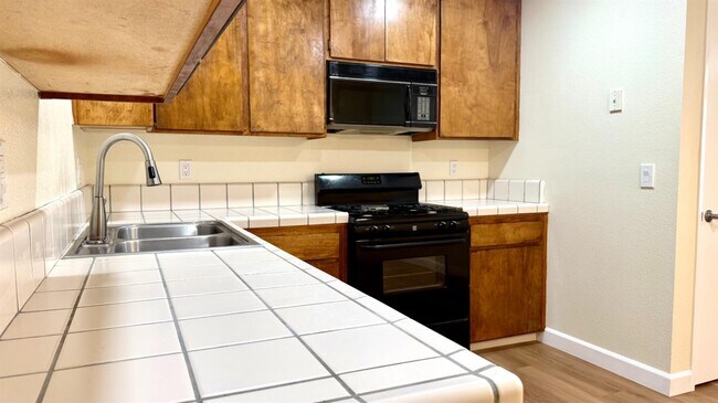 Building Photo - 2425 Knowlwood Dr
