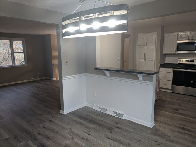 Building Photo - *****Huge 4 bedroom, 3 full bath home FOR ...