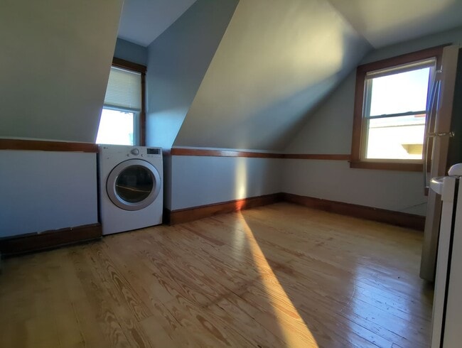 Building Photo - 402 Hevey St