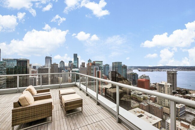 Building Photo - Stellar Denny Triangle Luxury Condo