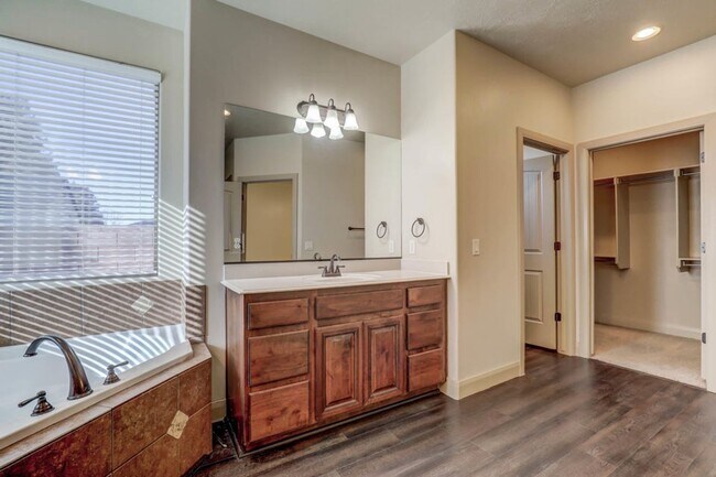 Building Photo - Beautifully Designed 5 Bedroom Home in Was...
