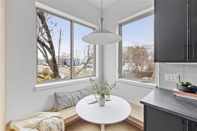 Building Photo - Stunning 2-bed/2-bath Condo Available For Lease