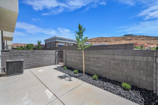 Building Photo - 522 Livy Ln