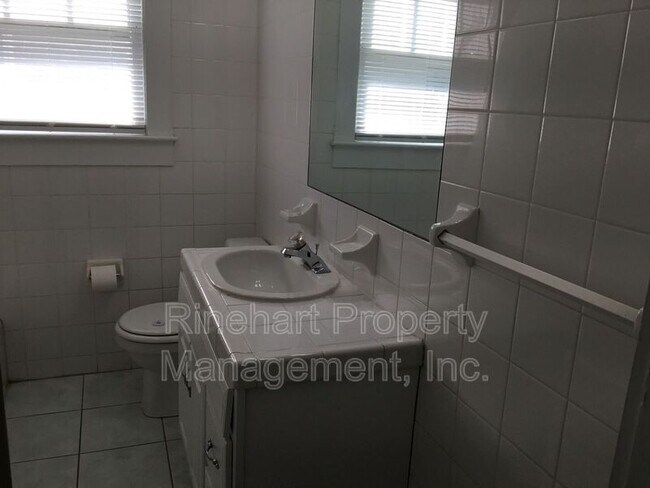 Building Photo - 870 Bradley Street