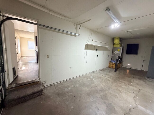 Building Photo - Reno Duplex - 1 Pet Friendly, Garage, Dishwasher, Washer/Dryer Hookups, Central A/C